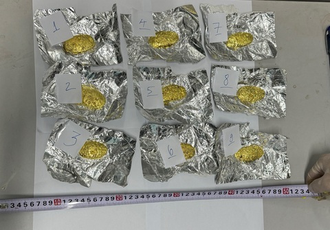 Khai thác được 1,1kg vàng, người đàn ông buộc quanh thắt lưng để nhập lậu vào Việt Nam- Ảnh 2. 9 miếng vàng tang vật - Ảnh: Hải quan Lao Bảo