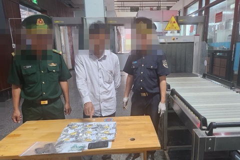 Khai thác được 1,1kg vàng, người đàn ông buộc quanh thắt lưng để nhập lậu vào Việt Nam- Ảnh 1. Ông P.Đ.H. và tang vật - Ảnh: Hải quan Lao Bảo