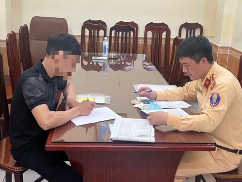 Dừng ô tô trên cầu Chương Dương để vứt rác xuống sông Hồng: Ý thức ở đâu?- Ảnh 2. Cảnh sát làm việc với tài xế T. - Ảnh: Công an cung cấp
