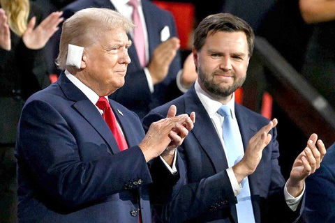 Vance, người kế thừa ông Trump?- Ảnh 1. Cựu tổng thống Mỹ Donald Trump với mảnh băng tai sau vụ mưu sát và thượng nghị sĩ J.D. Vance tại hội nghị toàn quốc của Đảng Cộng hòa vào ngày 15-7 - Ảnh: Reuters