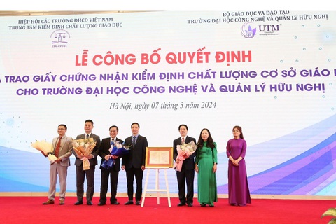 Trường Đại học Công nghệ và Quản lý Hữu Nghị nhận Giấy chứng nhận đạt chuẩn kiểm định chất lượng cơ sở giáo ĐH chu kỳ 2. Ảnh: UTM Trường Đại học Công nghệ và Quản lý Hữu Nghị nhận Giấy chứng nhận đạt chuẩn kiểm định chất lượng cơ sở giáo ĐH chu kỳ 2 - Ảnh: UTM