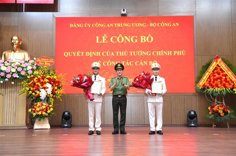Trung tướng Phạm Thế Tùng và thiếu tướng Nguyễn Ngọc Lâm làm thứ trưởng Bộ Công an- Ảnh 1. Bộ trưởng Lương Tam Quang trao quyết định bổ nhiệm chức vụ Thứ trưởng Bộ Công an đối với Trung tướng Phạm Thế Tùng và Thiếu tướng Nguyễn Ngọc Lâm - Ảnh: BỘ CÔNG AN