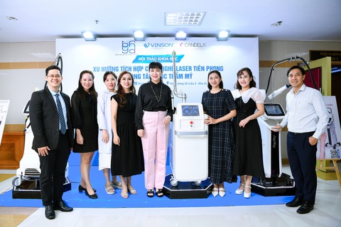 Hội thảo ‘Xu hướng tích hợp công nghệ laser tiên phong trong tăng tốc thẩm mỹ’- Ảnh 4. Báo cáo viên chụp hình cùng hệ thống máy