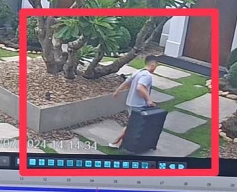 Ảnh trích từ camera an ninh (CCTV) cho thấy một trong cách nạn nhân trong vụ 6 người Việt chết tại Bangkok mang theo hành lý đi vào nhận phòng tại khách sạn Grand Hyatt Erawan ở Bangkok - Ảnh: BANGKOKPOST Ảnh trích từ camera an ninh (CCTV) cho thấy một trong các nạn nhân trong vụ 6 người Việt chết tại Bangkok mang theo hành lý đi vào nhận phòng tại khách sạn Grand Hyatt Erawan ở Bangkok - Ảnh: BANGKOK POST