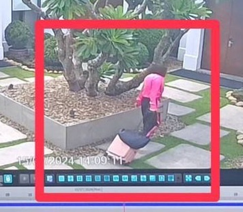 Ảnh trích từ camera an ninh (CCTV) cho thấy một trong cách nạn nhân trong vụ 6 người Việt chết tại Bangkok mang theo hành lý đi vào nhận phòng tại khách sạn Grand Hyatt Erawan ở Bangkok - Ảnh: BANGKOKPOST Ảnh trích từ camera an ninh (CCTV) cho thấy một trong các nạn nhân trong vụ 6 người Việt chết tại Bangkok mang theo hành lý đi vào nhận phòng tại khách sạn Grand Hyatt Erawan ở Bangkok - Ảnh: BANGKOKPOST