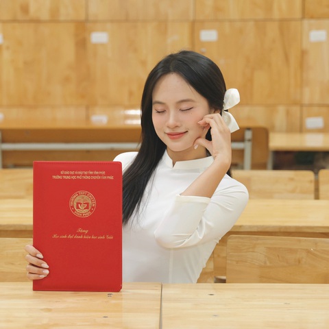 Thủ khoa toàn quốc khối D01 không học thêm, tự học tiếng Anh qua phim, nhạc- Ảnh 2. Nguyễn Phương Linh có thành tích học tập đồng đều các môn, kết quả được thể hiện qua kỳ thi tốt nghiệp THPT - Ảnh: NVCC
