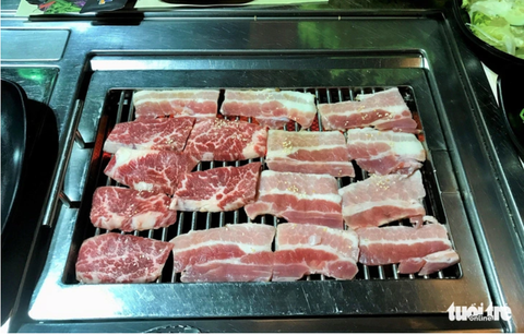 Kiêng ăn cholesterol dễ gây nhiều bệnh lý- Ảnh 2. Thói quen người Việt ăn nhiều thịt, thiếu cân bằng dinh dưỡng, ít rau quả là nguyên nhân dẫn tới mỡ máu, béo phì - Ảnh: XUÂN MAI