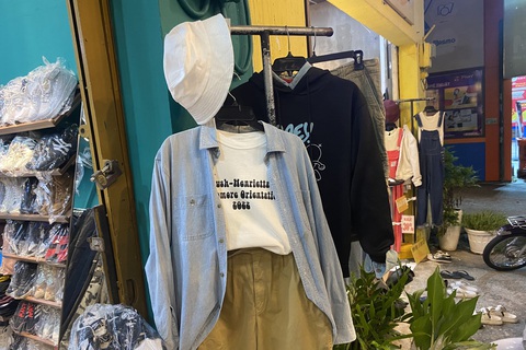 Gen Z mê sắm đồ thời trang secondhand- Ảnh 4. Nhiều mẫu mã được phối phù hợp theo từng phong cách khác nhau - Ảnh: QUANG HUY