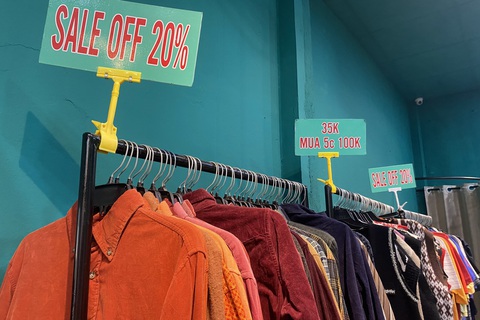 Gen Z mê sắm đồ thời trang secondhand- Ảnh 3. Săn thời trang secondhand với nhiều chương trình ưu đãi, giảm giá - Ảnh: QUANG HUY