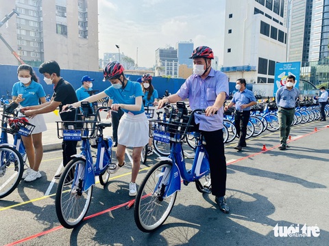 TP.HCM nghiên cứu làn ưu tiên cho xe đạp ở trung tâm và đường Mai Chí Thọ- Ảnh 1. Mô hình xe đạp công cộng ở TP.HCM được người dân, du khách ủng hộ - Ảnh: THU DUNG
