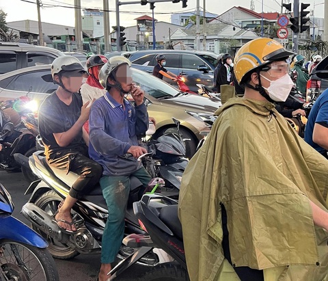 Đã cấm hút thuốc nơi công cộng, sao chưa cấm vừa lái xe vừa phì phèo thuốc lá?- Ảnh 1. Người đàn ông phì phèo điếu thuốc khi dừng đèn đỏ ở Thủ Đức - Ảnh: XUÂN ĐOÀN