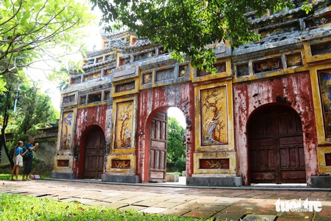 Nơi thờ tự cha mẹ vua Gia Long sắp được trùng tu hiện ra sao?- Ảnh 3. Cổng tam quan dẫn lối vào di tích Hưng miếu - Ảnh: NHẬT LINH