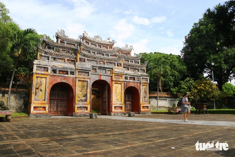 Nơi thờ tự cha mẹ vua Gia Long sắp được trùng tu hiện ra sao?- Ảnh 11. Cổng tam quan trước Hưng miếu cũng được xây dựng, trang trí họa tiết tinh xảo - Ảnh: NHẬT LINH