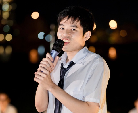 Chàng thủ khoa khối A1 thích ra đề toán để Hạo Thiên trong một hoạt động với bạn bè, thầy cô - Ảnh: NVCC