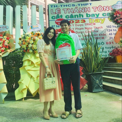 Chàng thủ khoa khối A1 thích ra đề toán để Hạo Thiên và mẹ trong ngày nhận giấy khen ở trường - Ảnh: NVCC