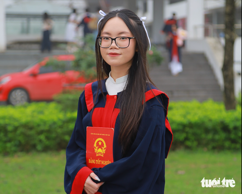 Thủ khoa 57,85 điểm Đinh Thị Bích Ngọc: Mơ làm cô giáo dạy ngoại ngữ- Ảnh 1. Đinh Thị Bích Ngọc, học sinh lớp 12 Anh 1, Trường THPT chuyên Lương Văn Tụy (TP Ninh Bình, Ninh Bình) trong lễ tốt nghiệp - Ảnh: B.N.