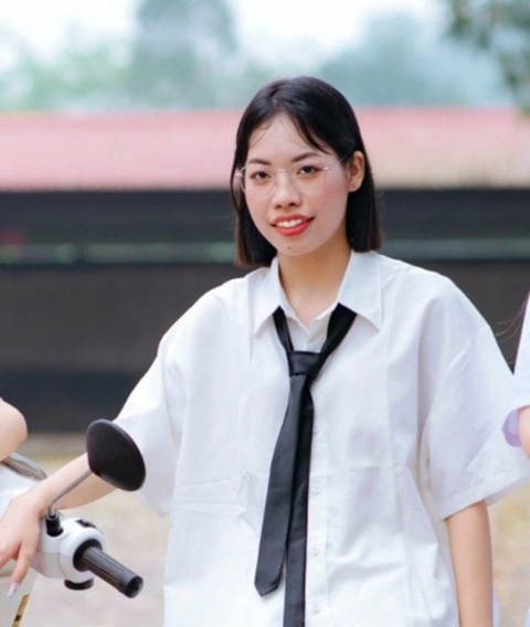 Nữ sinh đang làm công nhân thì nghe tin là thủ khoa toàn quốc khối C- Ảnh 2. Thủ khoa khối C00 Nguyễn Thị Thanh Ngân, học sinh lớp 12A10, Trường THPT Ngô Gia Tự - Ảnh: NVCC