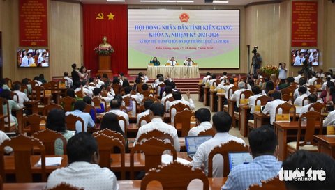 ‘Nóng’ chuyện lừa đảo, nhận hối lộ tại Phú Quốc- Ảnh 3. Ngày mai 18-7, Hội đồng nhân dân tỉnh Kiên Giang bước vào phiên chất vấn và trả lời chất vấn các vấn đề dư luận quan tâm - Ảnh: BỬU ĐẤU