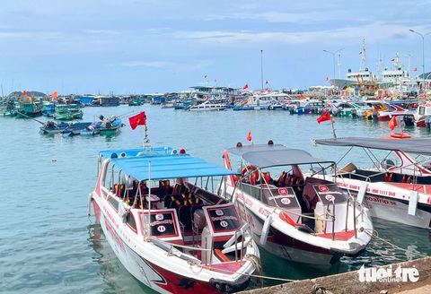 Tour ca nô tham quan đảo Phú Quốc bị hủy nhiều vì thời tiết xấu- Ảnh 1. Do ảnh hưởng thời tiết xấu nên ca nô tạm ngưng chạy phục vụ khách du lịch đi tham quan các đảo Phú Quốc, tạm neo đậu tại bến - Ảnh: CHÍ CÔNG