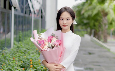 Thủ khoa toàn quốc khối D01 không học thêm, tự học tiếng Anh qua phim, nhạc- Ảnh 1. Thủ khoa toàn quốc khối D01 Nguyễn Phương Linh, học sinh lớp 12A12, Trường THPT chuyên Vĩnh Phúc - Ảnh: NVCC