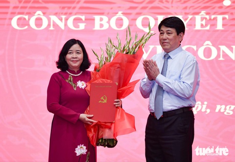 Phạm Anh Tuấn Thường trực Ban Bí thư Lương Cường tặng hoa, chúc mừng tân Bí thư Thành uỷ Hà Nội Bùi Thị Minh Hoài - Ảnh: NAM TRẦN Thường trực Ban Bí thư Lương Cường tặng hoa, chúc mừng tân Bí thư Thành ủy Hà Nội Bùi Thị Minh Hoài - Ảnh: NAM TRẦN