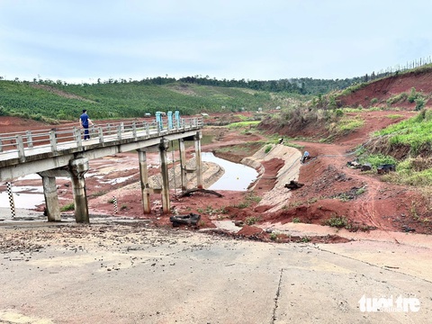 Lãnh đạo UBND tỉnh Đắk Nông Hồ Đắk N'Ting bị sạt trượt nghiêm trọng, UBND tỉnh Đắk Nông yêu cầu truy trách nhiệm việc chậm trễ làm rõ nguyên nhân để có giải pháp khắc phục công trình - Ảnh: TRUNG TÂN