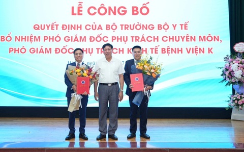 Sẽ có Bệnh viện K4 chuyên điều trị ung thư, rộng gấp rưỡi K3- Ảnh 2. Thứ trưởng Bộ Y tế Đỗ Xuân Tuyên (giữa) trao quyết định bổ nhiệm cho tân phó giám đốc Vũ Đình Tiến (bên phải) và Đỗ Hùng Kiên (bên trái) - Ảnh: HÀ TRẦN