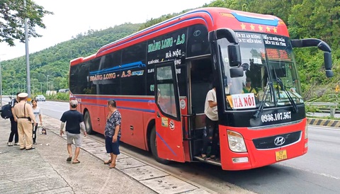 Vợ chồng công nhân cùng con nhỏ bị nhà xe bỏ rơi vì không có tiền, Công an Đà Nẵng giúp về quê- Ảnh 2. Các cán bộ, chiến sĩ Trạm cảnh sát giao thông cửa ô Hòa Hiệp ngoài quyên góp tiền đã vận động nhà xe hỗ trợ chở gia đình anh Duy - Ảnh: H.B.