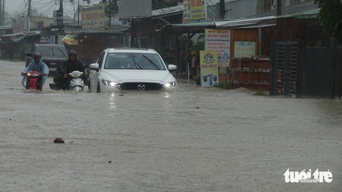 Mưa dông làm 34 căn nhà ở Kiên Giang bị sập, tốc mái- Ảnh 1. Mấy ngày qua mưa làm ngập cục bộ ở ấp Cây Thông Trong (xã Cửa Dương, TP Phú Quốc) - Ảnh: CHÍ CÔNG