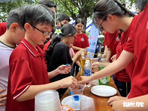 Sống ở thành phố lớn, không dám sinh con thêm vì nuôi chẳng nổi- Ảnh 1. Chi phí nuôi dạy con ở các thành phố lớn quá đắt đỏ, từ đó trở thành gánh nặng - Ảnh: TRIỆU VÂN