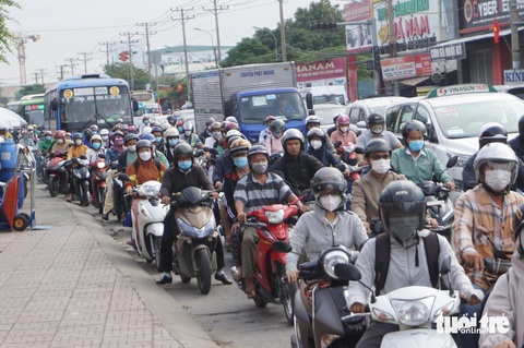 Sống ở thành phố lớn, không dám sinh con thêm vì nuôi chẳng nổi- Ảnh 2. Đường sá luôn trong tình trạng đông đúc, thời gian di chuyển kéo dài lại trở thành gánh nặng khiến cuộc sống thêm nhọc nhằn - Ảnh: TRIỆU VÂN