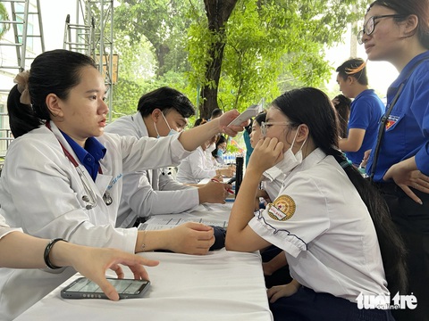 Sống ở thành phố lớn, không dám sinh con thêm vì nuôi chẳng nổi- Ảnh 3. Sinh ít con để có thể tập trung mọi điều kiện cho con phát triển một cách tốt nhất là điều mà nhiều gia đình trẻ đang hướng tới - Ảnh: TRIỆU VÂN