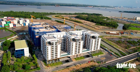 Lãi suất 4,8%/năm, người dân sẽ tăng vay mua nhà ở xã hội- Ảnh 1. Người mua nhà sẽ được hưởng ưu đãi nhiều hơn với các gói vay mua nhà ở xã hội với lãi suất thấp. Trong ảnh: Một dự án nhà ở xã hội đang được xây dựng tại TP Thủ Đức - Ảnh: NGỌC HIỂN