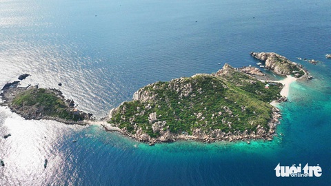 Toàn cảnh đảo yến (hòn Nội) hoang sơ trên vịnh Nha Trang - Ảnh: TRẦN HOÀI Toàn cảnh đảo Yến (Hòn Nội) -