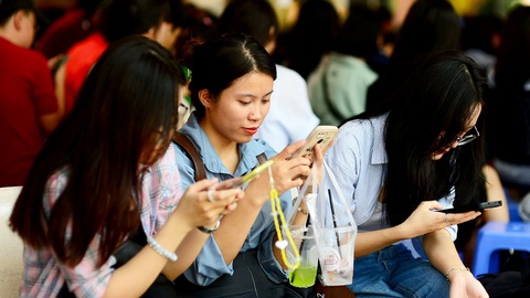 Mệt mỏi với các cuộc gọi lừa đảo- Ảnh 1. Người dùng cần cảnh giác khi có trai xinh, gái đẹp trên mạng muốn kết bạn - Ảnh: QUANG ĐỊNH