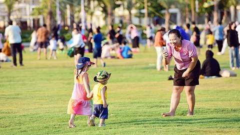 Chính sách khuyến sinh cần sự tươi mới, thiết thực- Ảnh 1. Cần thêm nhiều giải pháp thiết thực để động viên gia đình trẻ sinh nhiều con - Ảnh: DUYÊN PHAN