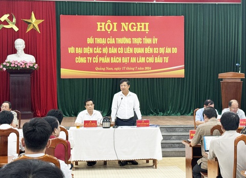 Bí thư Quảng Nam ra 'tối hậu thư' cho chủ đầu tư 3 dự án có '1.000 người vạ lây' của Bách Đạt An- Ảnh 1. Lãnh đạo Tỉnh ủy đối thoại với người dân - Ảnh: LÊ TRUNG
