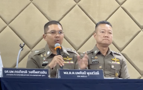 Đại diện cảnh sát Thái Lan trả lời câu hỏi tại họp báo ở Bệnh viện Chulalongkorn - Ảnh chụp màn hình Khaosod Đại diện cảnh sát Thái Lan trả lời câu hỏi tại họp báo ở Bệnh viện Chulalongkorn - Ảnh chụp màn hình Khaosod