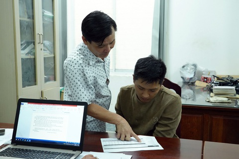 Gần 100 cảnh sát phá chuyên án cá độ bóng đá ở Bình Thuận- Ảnh 2. Thượng tá Ung Chiêu Thành - chánh văn phòng, phó thủ trưởng Cơ quan cảnh sát điều tra Công an tỉnh Bình Thuận - lấy lời khai nghi can cầm đầu đường dây - Ảnh: ĐỨC TRONG