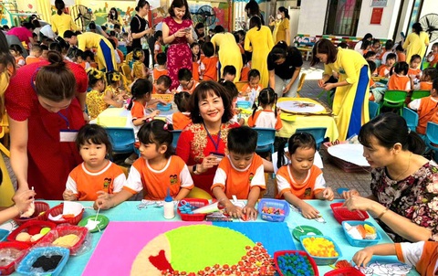 Bà Rịa - Vũng Tàu: Người 65 tuổi trở lên được mua thẻ BHYT, hỗ trợ học phí cho trẻ em, học sinh THPT- Ảnh 1. Cô trò Trường mầm non Hương Sen, TP Vũng Tàu, tỉnh Bà Rịa - Vũng Tàu - Ảnh: ĐÔNG HÀ