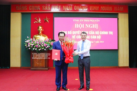 Ông Trịnh Việt Hùng giữ chức Bí thư Tỉnh ủy Thái Nguyên- Ảnh 2. Trưởng Ban Tổ chức Trung ương Lê Minh Hưng trao quyết định và tặng hoa chúc mừng tân Bí thư Tỉnh ủy Thái Nguyên Trịnh Việt Hùng - Ảnh: Cổng thông tin điện tử Thái Nguyên