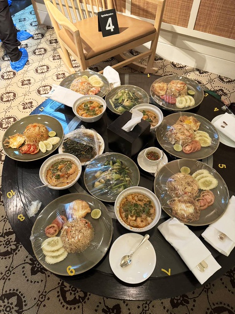 Trong phòng khách, 6 phần đồ ăn vẫn còn chưa dùng tới - Ảnh: Khaosodenglish Trong phòng khách, 6 phần đồ ăn vẫn còn chưa dùng tới - Ảnh: Khaosodenglish