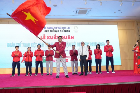 Trưởng đoàn thể thao Việt Nam Đặng Hà Việt phất cờ trong lễ xuất quân dự Olympic 2024 - Ảnh: QUÝ LƯỢNG Trưởng đoàn thể thao Việt Nam nói gì sau thất bại tại Olympic 2024?- Ảnh 1.