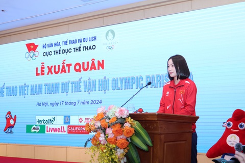 Tay vợt cầu lông Nguyễn Thùy Linh đại diện các vận động viên phát biểu trước ngày tranh tài tại Olympic 2024 - Ảnh: QUÝ LƯỢNG Tay vợt cầu lông Nguyễn Thùy Linh đại diện các vận động viên phát biểu trước ngày tranh tài tại Olympic 2024 - Ảnh: QUÝ LƯỢNG