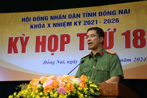Vụ chủ tịch UBND huyện Nhơn Trạch bị lừa hơn 171 tỉ đồng: Khởi tố, bắt tạm giam 10 bị can- Ảnh 1. Đại tá Nguyễn Hồng Phong, giám đốc Công an tỉnh Đồng Nai, trả lời các đại biểu về thủ đoạn của các nhóm lừa đảo qua mạng - Ảnh: HÀ MI