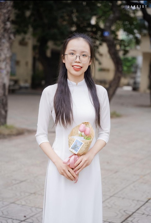 Thủ khoa toàn quốc Nguyễn Hà Nhi: 'Đứng hình' vì không ngờ được 3 điểm 10- Ảnh 1. Em Nguyễn Hà Nhi, học sinh lớp 12D1 Trường THPT Nguyễn Gia Thiều (Long Biên, Hà Nội), một trong hai thủ khoa toàn quốc kỳ thi tốt nghiệp THPT 2024 - Ảnh: NVCC
