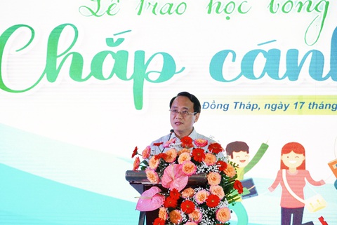 Chắp cánh ước mơ vươn tới tương lai cho học sinh miền Tây- Ảnh 2. Nhà báo Nguyễn Hoàng Nguyên - phó tổng biên tập báo Tuổi Trẻ - phát biểu khai mạc lễ trao học bổng và giải thưởng Chắp cánh ước mơ sáng 17-7 - Ảnh: ĐẶNG TUYẾT