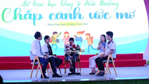 Chắp cánh ước mơ vươn tới tương lai cho học sinh miền Tây- Ảnh 10. Buổi giao lưu với hai bạn học sinh Phạm Quốc Bảo và Nguyễn Thị Kim Thảo đã làm lay động cả hội trường vì nghị lực vượt khó của các em như những đóa hoa vươn mình mạnh mẽ giữa cuộc đời - Ảnh: ĐẶNG TUYẾT