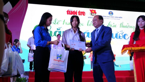Chắp cánh ước mơ vươn tới tương lai cho học sinh miền Tây- Ảnh 7. Ông Nguyễn Minh Đức - hiệu trưởng Trường đại học Văn Hiến và chị Nguyễn Thị Thúy Lam - phó bí thư Tỉnh Đoàn Đồng Tháp trao học bổng cho các em học sinh - Ảnh: ĐẶNG TUYẾT