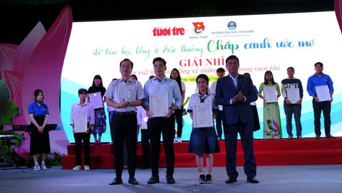 Chắp cánh ước mơ vươn tới tương lai cho học sinh miền Tây- Ảnh 11. Ông Trần Trí Quang - phó chủ tịch tỉnh Đồng Tháp và nhà tài trợ trao thưởng “Chắp cánh ước mơ” năm 2024 cho các tác giả có bài viết xúc động về học sinh vượt khó học giỏi - Ảnh: ĐẶNG TUYẾT
